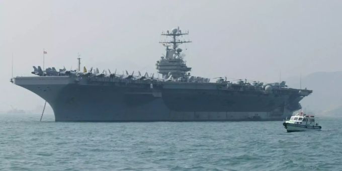 Der Flugzeugträger «USS Abraham Lincoln» der United States Navy beheimatet eine 3200 köpfige Schiffsbesatzung und eine 2400 Mann Flugbesatzung. United States Navy