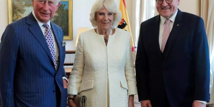 Der britische Prinz Charles (l) und seine Frau Herzogin Camilla mit Bundespräsident Frank-Walter Steinmeier im Schloss Bellevue. Foto: