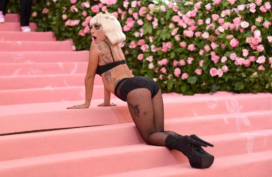 Lady Gaga liebt den grossen Auftritt, hier räkelt sie sich selbstbewusst bei der Met Gala 2019.