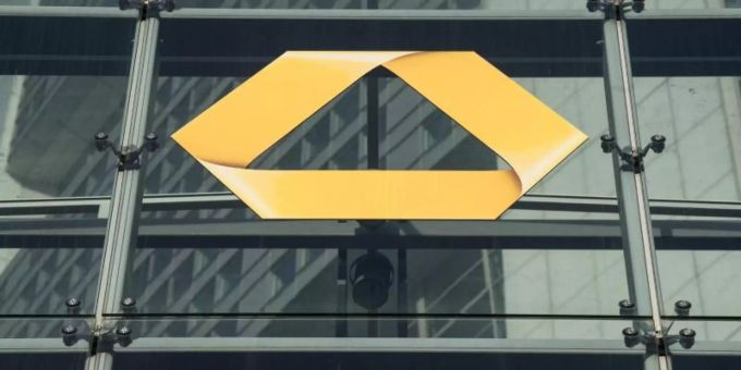Die Commerzbank wirbt massiv um Kunden. Von Januar bis März wurden im Segment Privat- und Unternehmerkunden in Deutschland 123.000 zusätzliche Kunden gewonnen - vor allem dank der Online-Tochter Comdirect. Foto: Boris Roessler Die Commerzbank wirbt massiv um Kunden. Von Januar bis März wurden im Segment Privat- und Unternehmerkunden in Deutschland 123.000 zusätzliche Kunden gewonnen - vor allem dank der Online-Tochter Comdirect. Foto: Boris Roessler