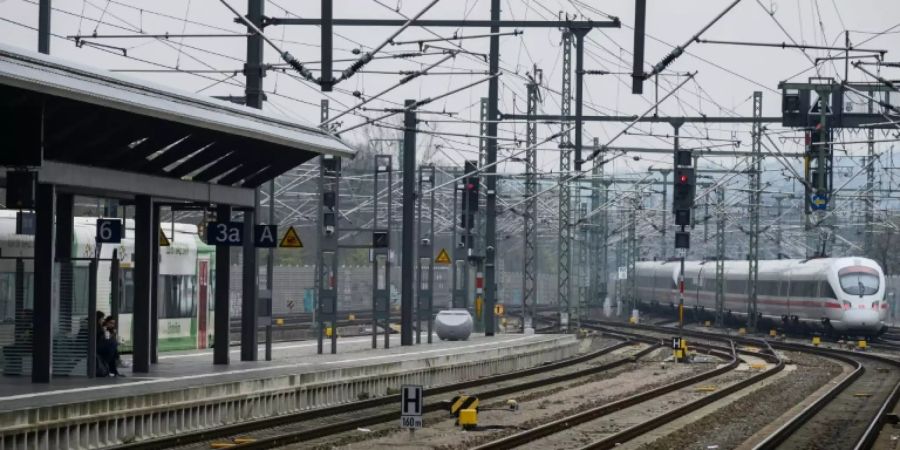ICE verlässt den Erfurter Bahnhof