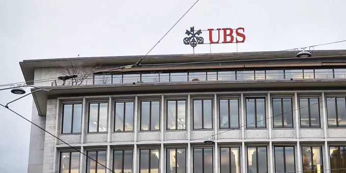 Sollen Unternehmen wie die UBS die im Ausland gegen sie verhängten Bussen hierzulande von den Steuern abziehen dürfen? Das Parlament ist sich in dieser Frage seit Jahren uneins. (Archivbild) Sollen Unternehmen wie die UBS die im Ausland gegen sie verhängten Bussen hierzulande von den Steuern abziehen dürfen? Das Parlament ist sich in dieser Frage seit Jahren uneins. (Archivbild)
