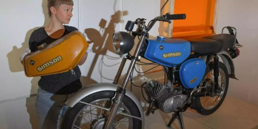 Die Stdentin Angelina Eckert neben einer Simson S50N vom VEB Fahrzeug und Gerätewerk Simson Suhl 1967. Foto: Patrick Pleul