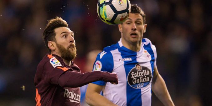 Fabian Schär (rechts, Deportivo La Coruña) im Zweikampf mit Lionel Messi (FC Barcelona) 2018. Fabian Schär gegen Messi