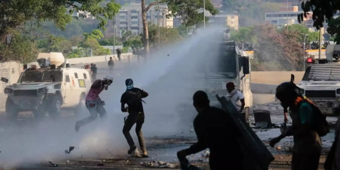 Regierungskritische Demonstranten liefern sich mit Sicherheitskräften des Staates Gefechte. Foto: Rafael Hernandez Venezuela