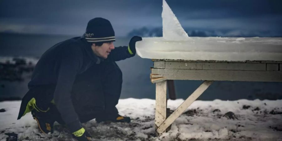 Inge Wegge macht aus Eisblöcken Surfbretter.