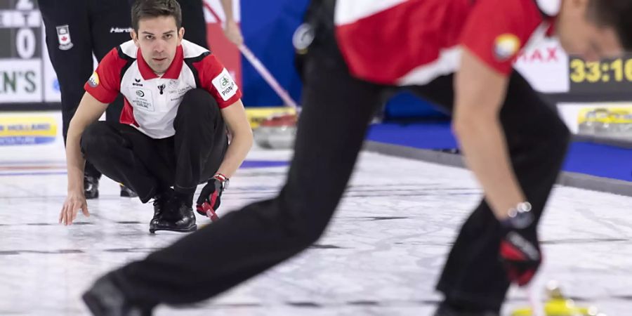 Der Einsatz der Schweizer Curler - hier Peter De Cruz nach der Steinabgabe - wurde fürs Erste belohnt