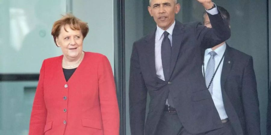 Angela Merkel und Barack Obama kommen nach einem Gespräch aus dem Kanzleramt in Berlin. Der ehemalige US-Präsident ist seit Donnerstagabend in Deutschland. Foto: Michael Kappeler