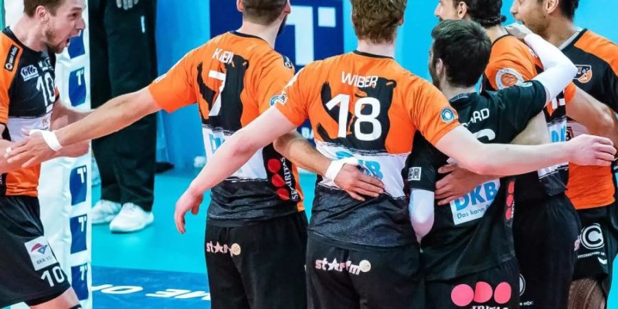Die Spieler der Berlin Volleys jubeln nach dem 1. Satzgewinn im Spiel gegen die Alpenvolleys. Foto: Jürgen Feichter/expa/dpa