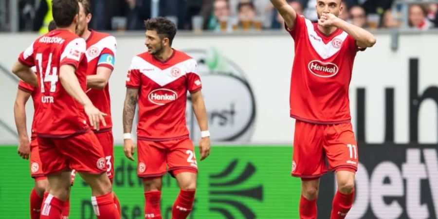 Düsseldorfs Torschütze Kenan Karaman (r) jubelt mit den Mannschaftskameraden nach dem Treffer zum 2:0 gegen Werder Bremen. Foto: M. Becker