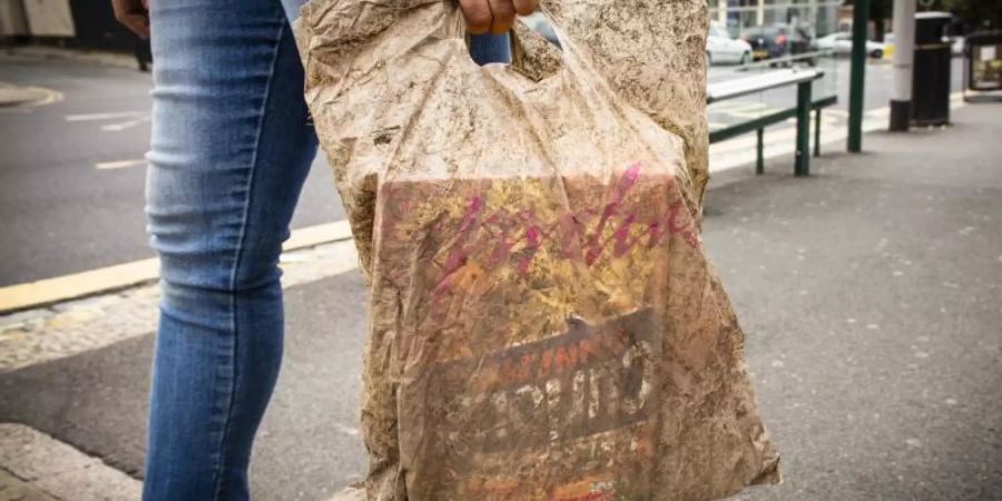 Eine Plastiktüte, die drei Jahre lang Umwelteinflüssen ausgesetzt wird, hält noch 2,25 Kilogramm Gewicht - auch wenn sie aus biologisch abbaubarem Kunststoff besteht. Das ergibt eine Studie der Universität Plymouth. Foto: Lloyd Russell/University of Plymouth/dpa