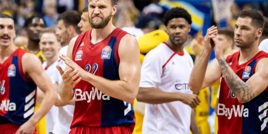 Danilo Barthel (M) und seine Teamkollegen freuen sich nach dem Spiel über den Sieg. Foto: Monika Skolimowska
