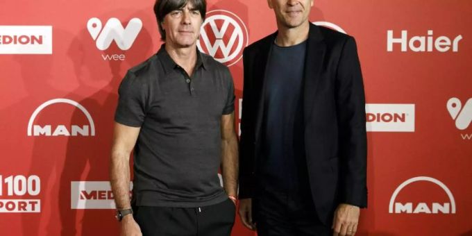 Joachim Löw und Oliver Bierhoff glauben an ein ausgeglichenes DFB-Pokalfinale. Foto: Carsten Koall Joachim Löw und Oliver Bierhoff glauben an ein ausgeglichenes DFB-Pokalfinale. Foto: Carsten Koall