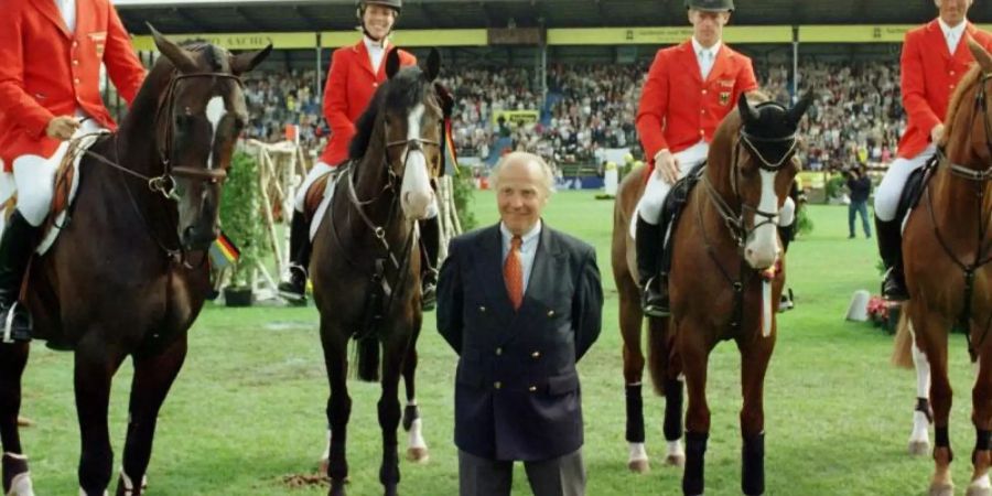 Herbert Meyer (M,stehend), Bundestrainer der Springreiter, posiert 1999 mit dem deutschen Team der Springreiter. Foto: Roland Scheidemann