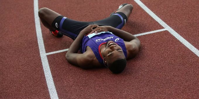 Der Athlete Noah Lyles liegt nach einem Rennen auf dem Boden. Noah Lyles