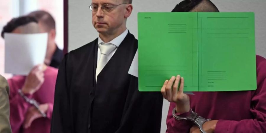 Während der Urteilsverkündung kam es zu Tumulten im Saal. Die Familie des Toten reagierte aggressiv auf die Verkündung des Strafmasses für die beiden Angeklagten. Foto: Hendrik Schmidt