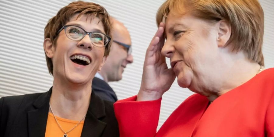 «Säge nicht am Stuhl der Kanzlerin»: Annegret Kramp-Karrenbauer (li.)