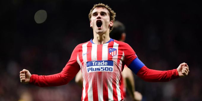 Atleticos Antoine Griezmann bejubelt sein Tor zum 2:0. Der Mega-Wechsel von Stürmerstar Antoine Griezmann bringt das Transferkarussell in Fussball-Europa gewaltig in Schwung und wird gleich mehrere Ü-100-Millionen-Euro-Deals nach sich ziehen. Antoine Griezmann