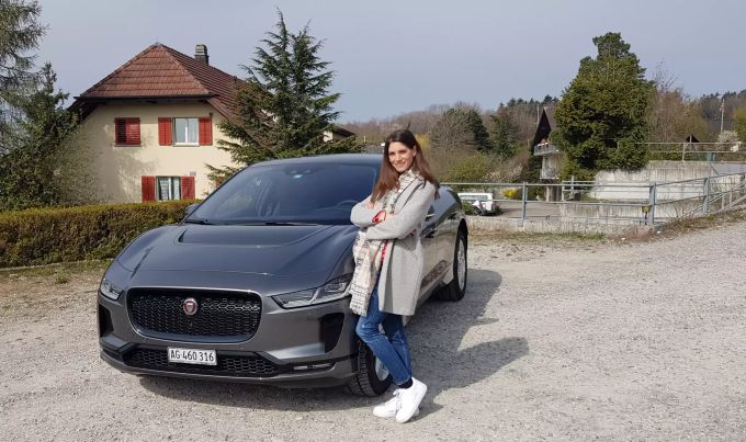 Cyndie Allemann und der neue Jaguar I-Pace. Jaguar I-Pace