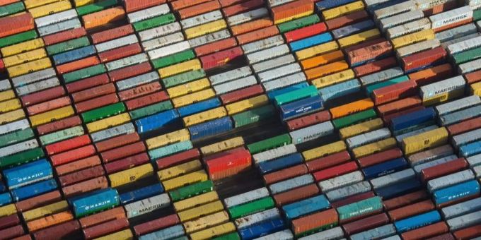 Container im Hamburger Hafen. Die deutsche Wirtschaft wird im laufenden Jahr voraussichtlich nur um 0,8 Prozent wachsen. Foto: Daniel Bockwoldt Container im Hamburger Hafen. Die deutsche Wirtschaft wird im laufenden Jahr voraussichtlich nur um 0,8 Prozent wachsen. Foto: Daniel Bockwoldt