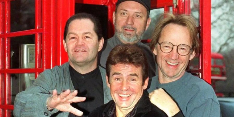 Monkees-Bassist Peter Tork (r) ist im Alter von 77 Jahren gestorben. Foto: epa pa Hanson/epa
