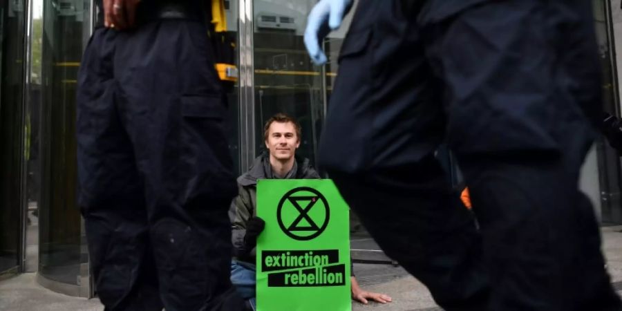 Einige Aktivisten leimten sich vor Eingang der Börse fest