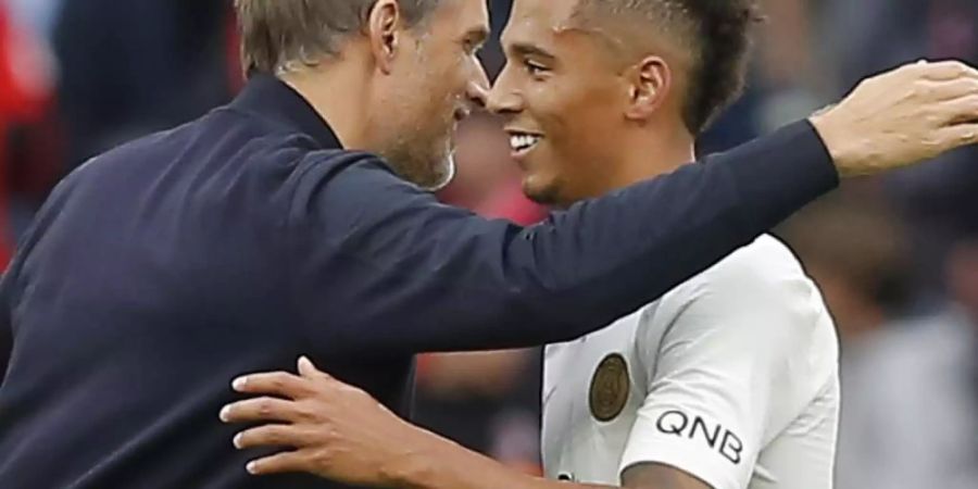 PSG-Trainer Thomas Tuchel und sein Spieler Thilo Kehrer sind französischer Meister. Foto: Michel Euler/AP