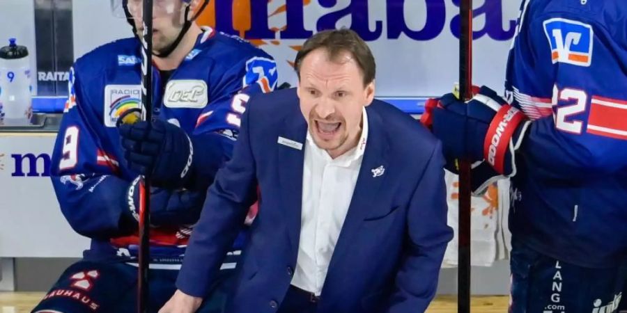 Verliert im DEL-Finale zu viele Spieler durch Strafzeiten: Adler-Coach Pavel Gross. Foto: Uwe Anspach