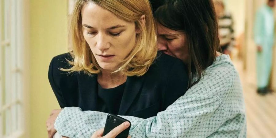Das Leben der Unternehmensberaterin Lola (Valerie Pachner, l) gerät ins Wanken, als ihre Schwester (Pia Hierzegger) in die Psychiatrie kommt. Foto: Salzgeber Film