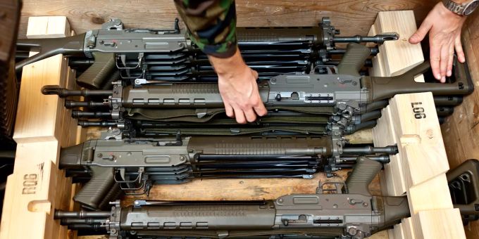 Sturmgewehre 90 der Schweizer Armee liegen in einer Kiste bereit. Waffen Armee Sturmgewehr 90
