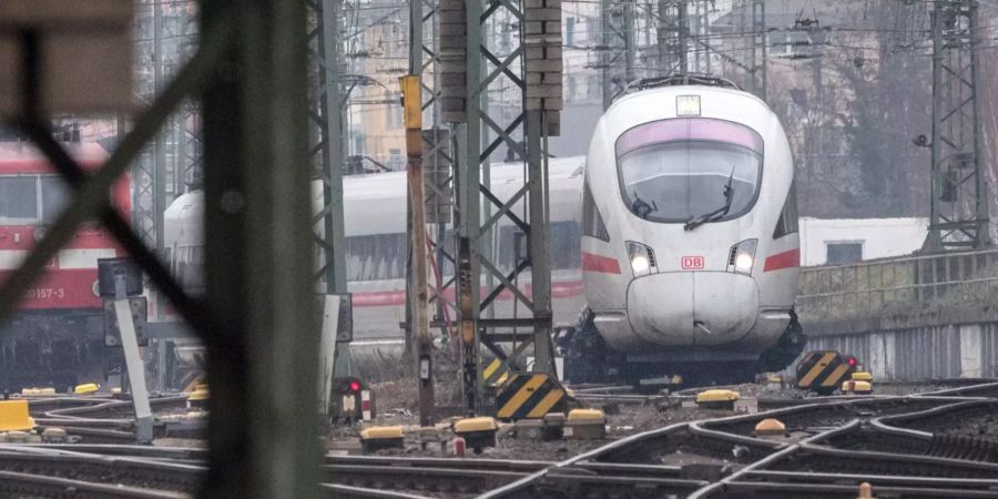 Ein ICE der Bahn fährt aus dem Hauptbahnhof
