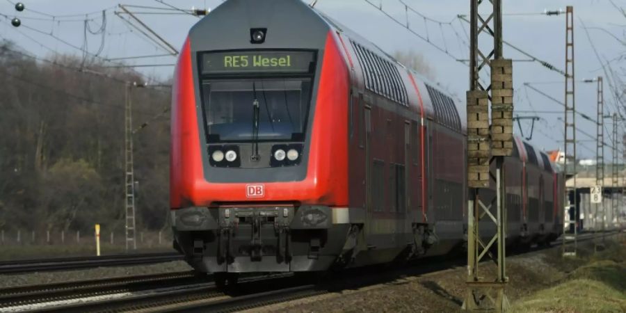 Nahverkehrszug in Langenfeld