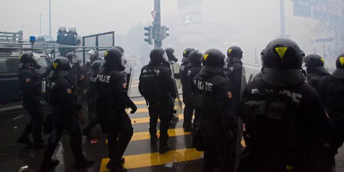 Polizisten in Vollmontur.