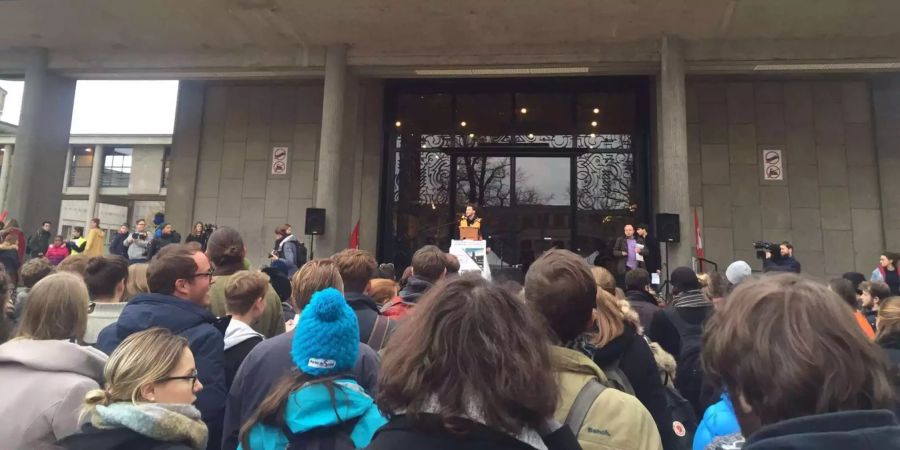 Die Studenten demonstrieren vor der Uni.