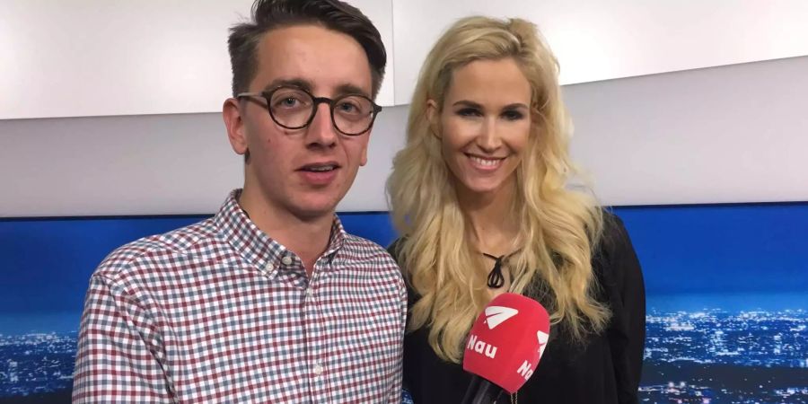 Nau-Reporter Pascal Scheiber mit Teleclub-Chefin Claudia Lässer.