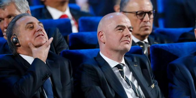 Fifa-Präsident Infantino (rechts) bei der WM-Auslosung neben Fifa-Exekutivmitglied Mutko. Fifa-Präsident Infantino (rechts) bei der WM-Auslosung neben Fifa-Exekutivmitglied Mutko.
