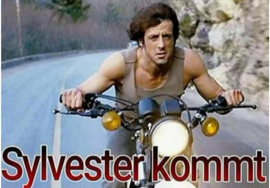 Sylvester Stallone grüsst jährlich vom Motorrad aus. Das Namensspiel bleibt beliebt und die unterschiedliche Schreibweise wird Jahr für Jahr ignoriert.