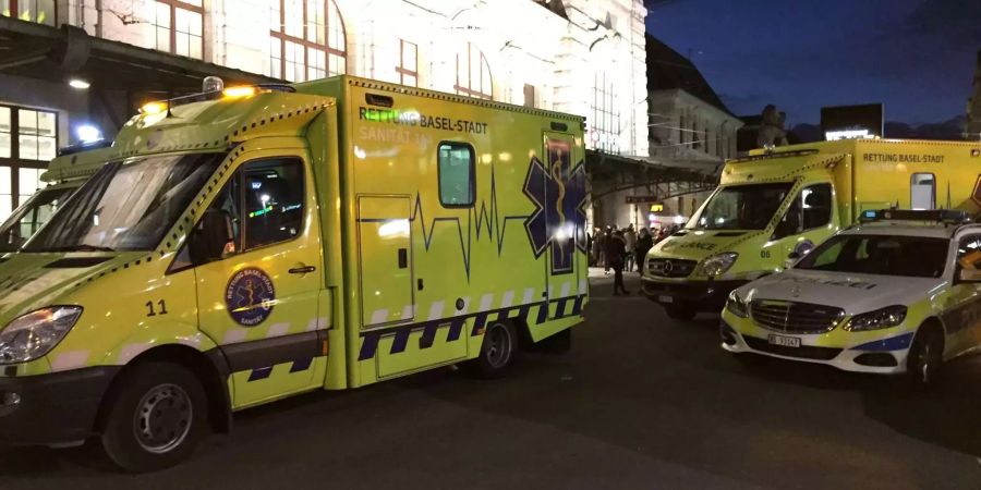 Ambulanz vor dem Bahnhof SBB in Basel.