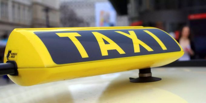 Die Taxifahrt dauert etwa sechseinhalb Stunden. Die Taxifahrt dauert etwa sechseinhalb Stunden.