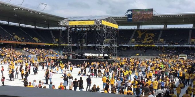 15.30 Uhr: Bereits etwa 3000 Fans sind im Stadion und schauen Telebärn auf den Screens. 15.30 Uhr: Bereits etwa 3000 Fans sind im Stadion und schauen Telebärn auf den Screens.