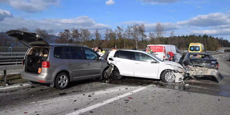 Bei Luterbach SO kam es gestern Nachmittag zu einer Auffahrkollision mit vier Autos.