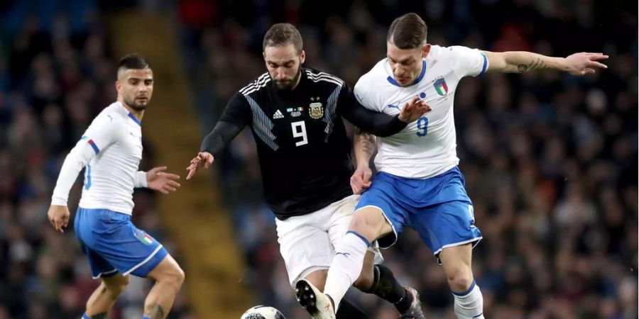 Im Duell der ehemaligen Weltmeister setzt sich Argentinien gegen Italien mit 2:0 durch.