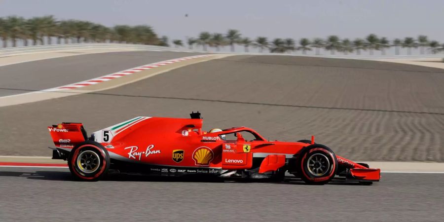 Vettel holt sich in der Wüste von Bahrain die Pole Position.