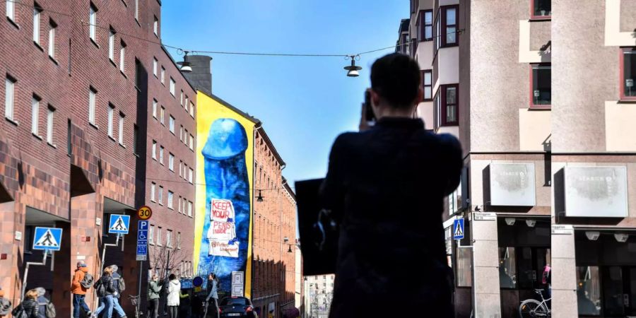 Die Künstlerin Carolina Falkholt malte diesen blauen Penis in Stockholm an eine Hauswand im Stadtbezirk Kungsholmen.