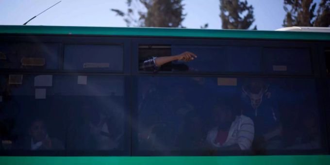 Ein Bus mit Passagieren. (Symbolbild) Busunglück