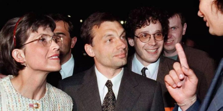 Viktor Orban (mitte) bei seinem Wahlsieg 1998.