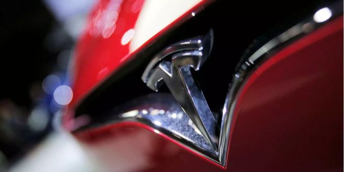 Der Tesla Model S der Firma Tesla, Inc. elon musk