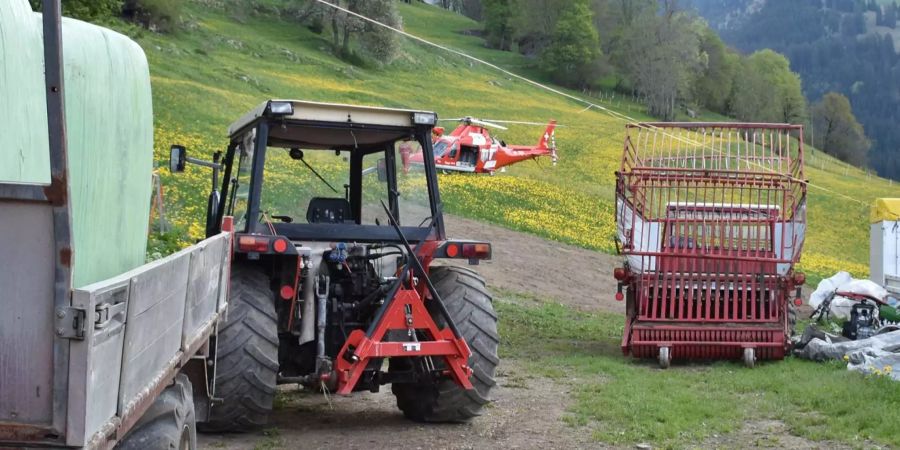 In Pany GR ist am Dienstagvormittag ein Kleinkind von einem Traktor angefahren worden. Es wurde schwer verletzt.
