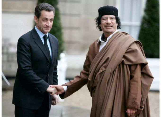 Haben die beiden 2007 krumme Geschäfte gemacht? Nicolas Sarkozy soll mit den Geldern von Muammar al-Gaddafi seinen Wahlkampf finanziert haben. Haben die beiden 2007 krumme Geschäfte gemacht? Nicolas Sarkozy soll mit den Geldern von Muammar al-Gaddafi seinen Wahlkampf finanziert haben.