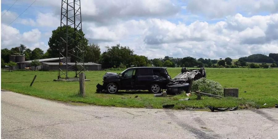 Obwohl ein Auto auf dem Dach landete, erlitt der Fahrer nur leichte Verletzungen.